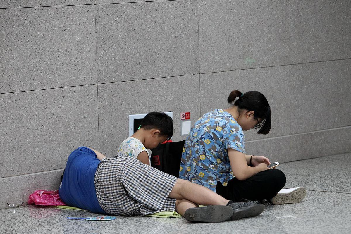 带不同小孩地铁乞讨,地铁带两个小孩