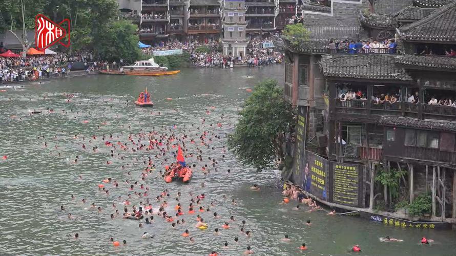 凤凰古城百人抢鸭子,凤凰古城百人抢鸭子是真的吗