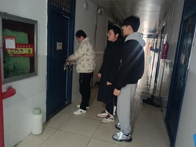 为看考生爬学校护栏,
